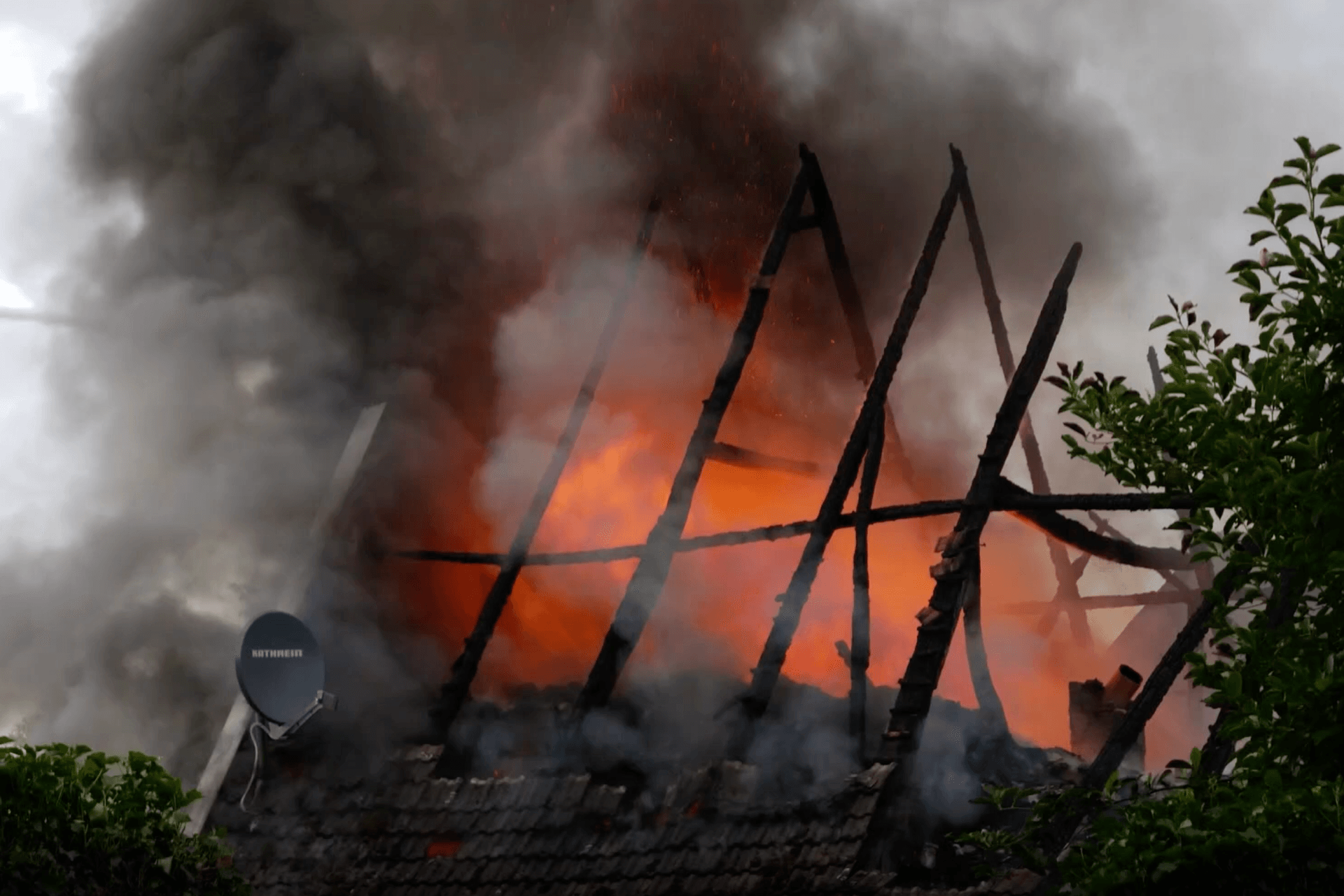 Herford: Das Dach eines Reiterhofs steht in Flammen. Herford: Das Dach eines Reiterhofs steht in Flammen.