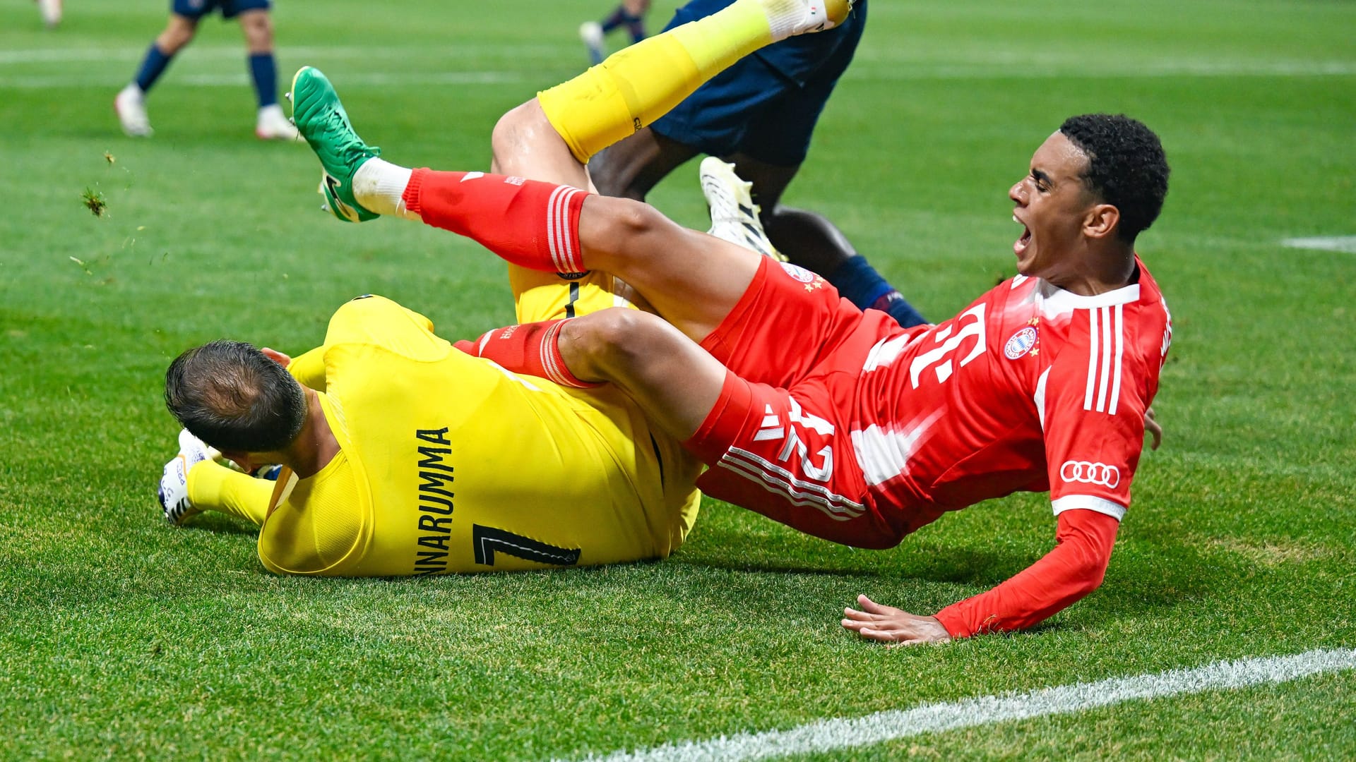 Jamal Musiala (r.) im Duell mit Gianluigi Donnarumma: Der Nationalspieler wird wohl mehrere Monate ausfallen. Jamal Musiala (r.) im Duell mit Gianluigi Donnarumma: Der Nationalspieler wird wohl mehrere Monate ausfallen.