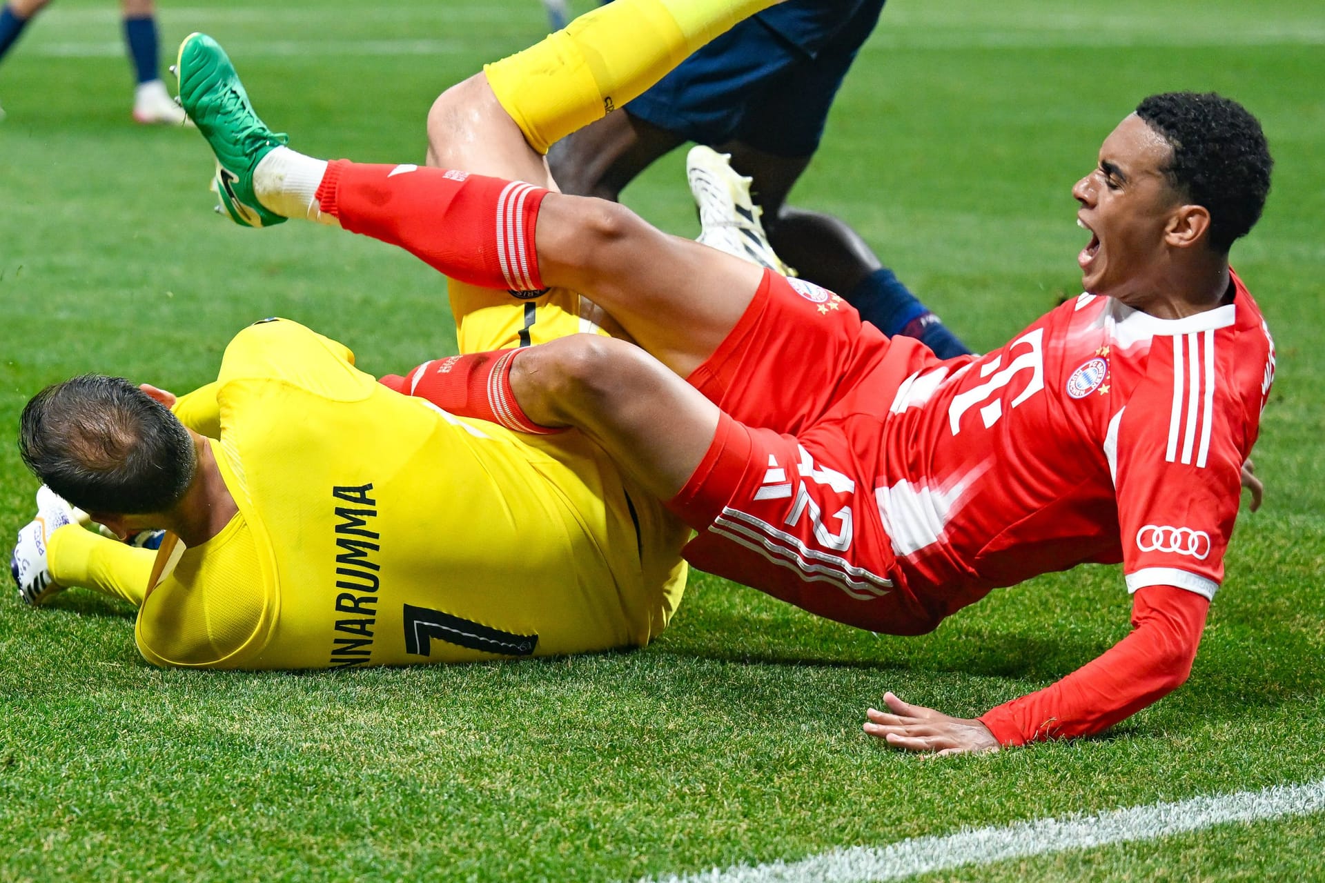 Jamal Musiala (r.) im Duell mit Gianluigi Donnarumma: Der Nationalspieler wird wohl mehrere Monate ausfallen.