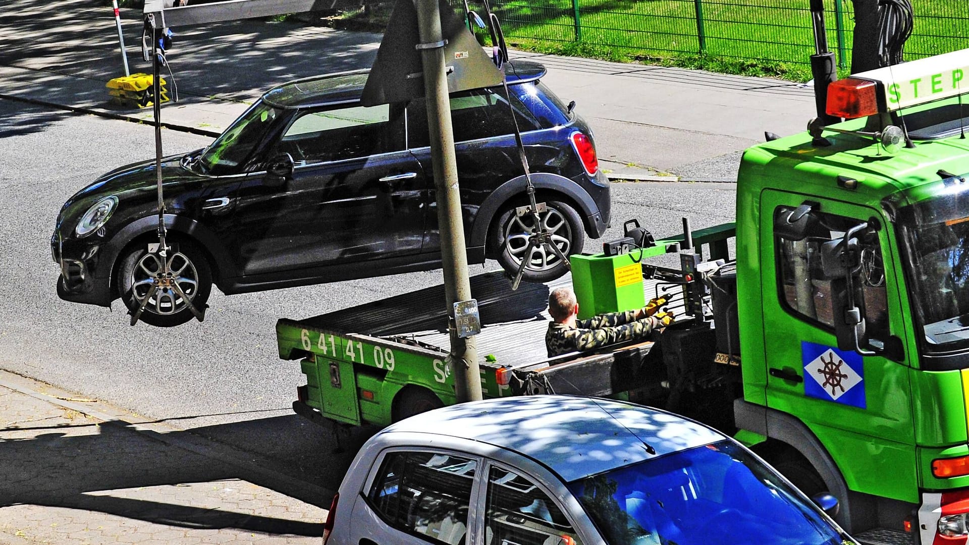 Ein falsch geparktes Auto wird umgesetzt (Symbolbild): Die Stadt Hamburg hat bis Ende Juni schon mehrere Millionen Euro mit Falschparkern verdient.