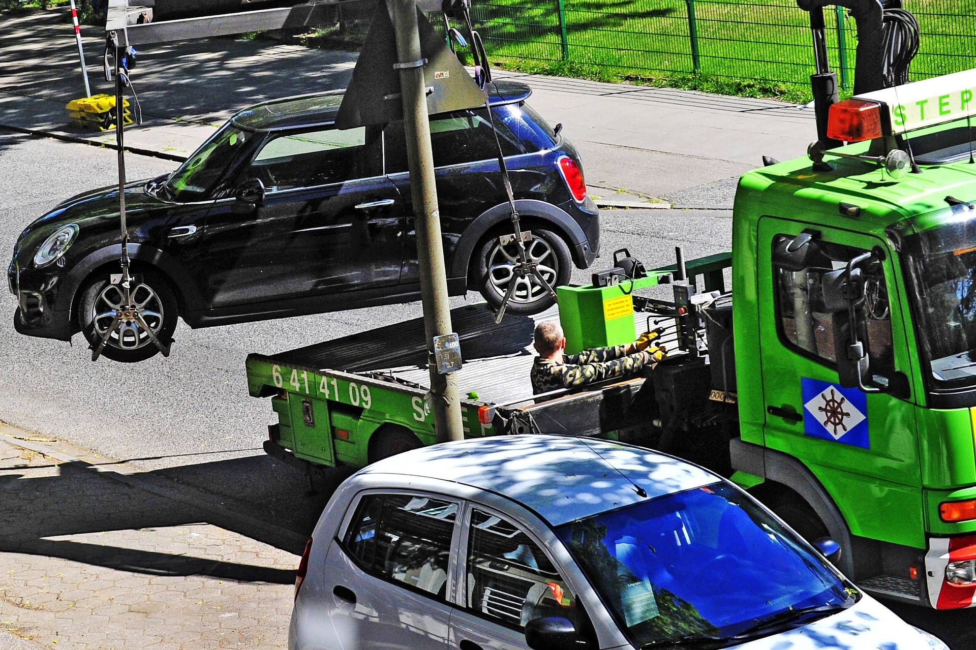 Ein falsch geparktes Auto wird umgesetzt (Symbolbild): Die Stadt Hamburg hat bis Ende Juni schon mehrere Millionen Euro mit Falschparkern verdient.