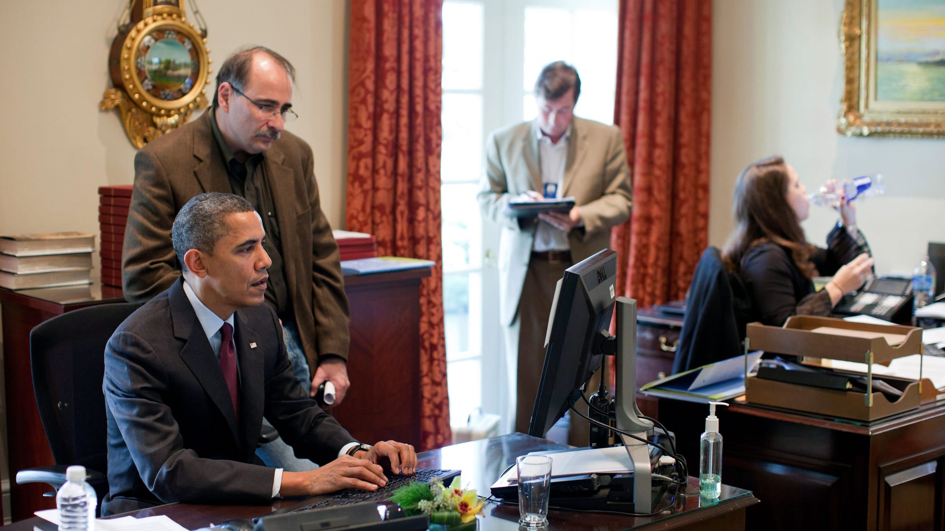 Barack Obama im Weißen Haus, hinten ist Terry Szuplat zu sehen: Der frühere US-Präsident gilt als exzellenter Redner.