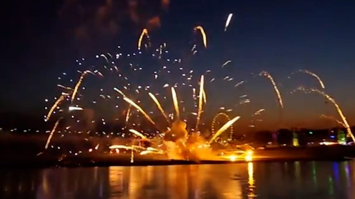 Feuerwekr in Düsseldorf: Durch eine Rakete wurden mehrere Besucher veletzt.