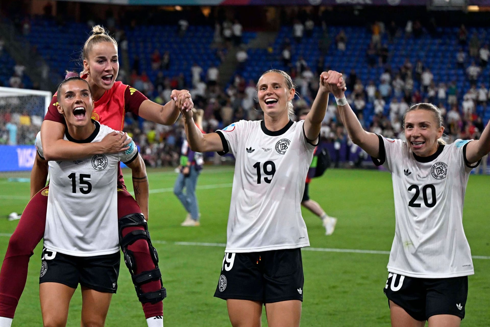 Selina Cerci, Giulia Gwinn, Klara Bühl und Elisa Senß (v. l. n. r.): Deutschland steht im EM-Halbfinale.