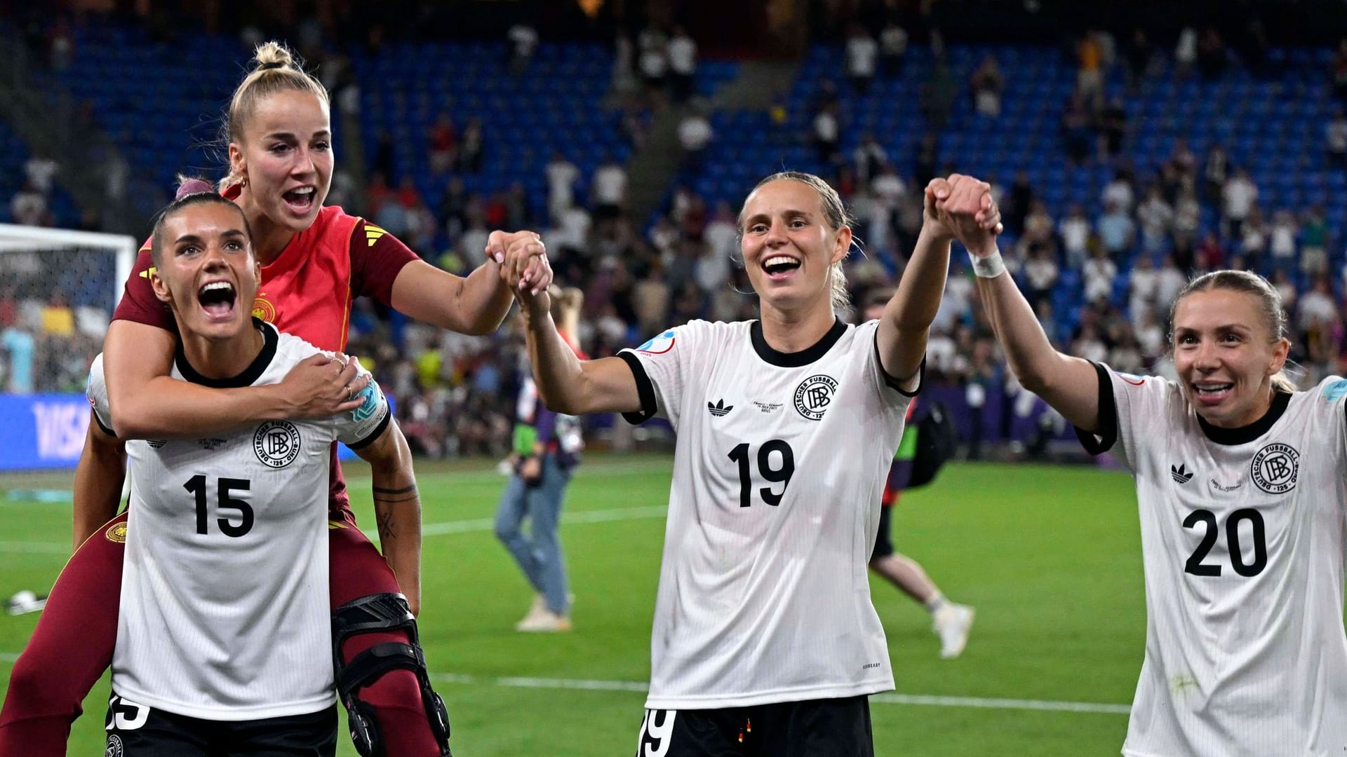 Selina Cerci, Giulia Gwinn, Klara Bühl und Elisa Senß (v. l. n. r.): Deutschland steht im EM-Halbfinale.