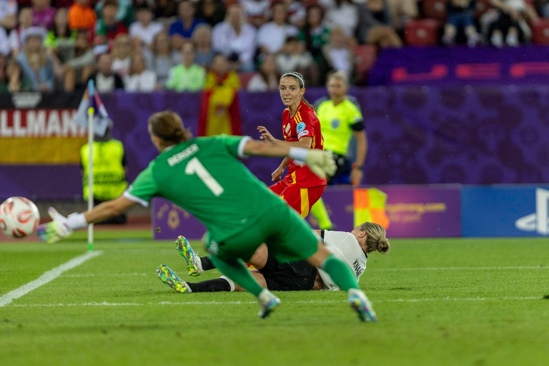 Ann-Katrin Berger (vorn) rechnete nicht mit dem Ball.