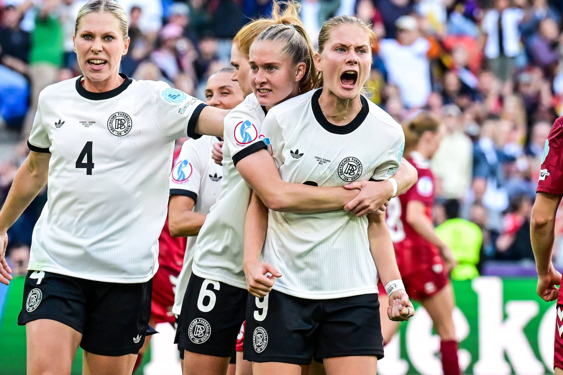 Mit einem Bein in der nächsten Runde: Die DFB-Spielerinnen um Sjoeke Nüsken (r.) jubeln im Spiel gegen Dänemark.