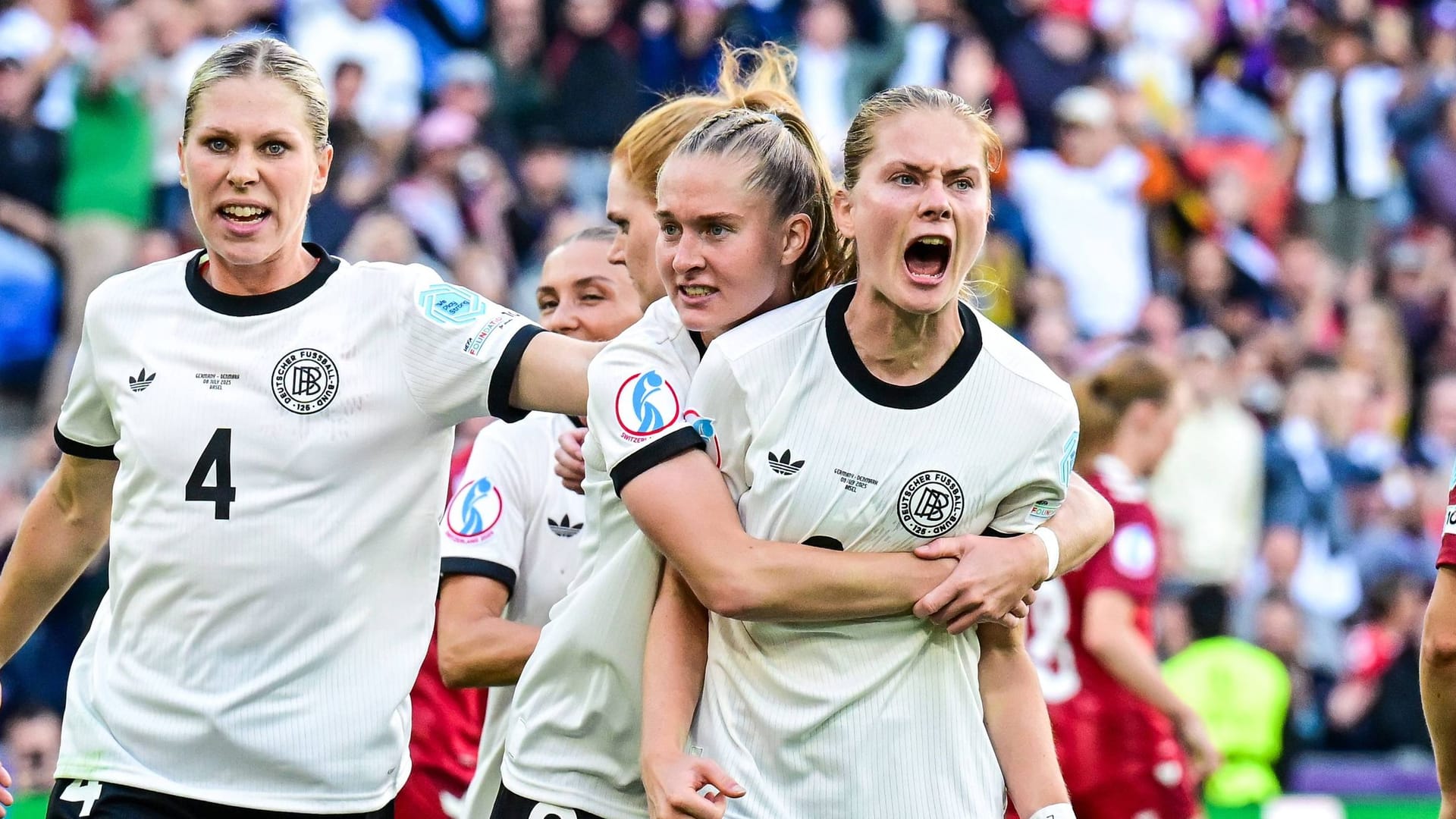 Mit einem Bein in der nächsten Runde: Die DFB-Spielerinnen um Sjoeke Nüsken (r.) jubeln im Spiel gegen Dänemark.