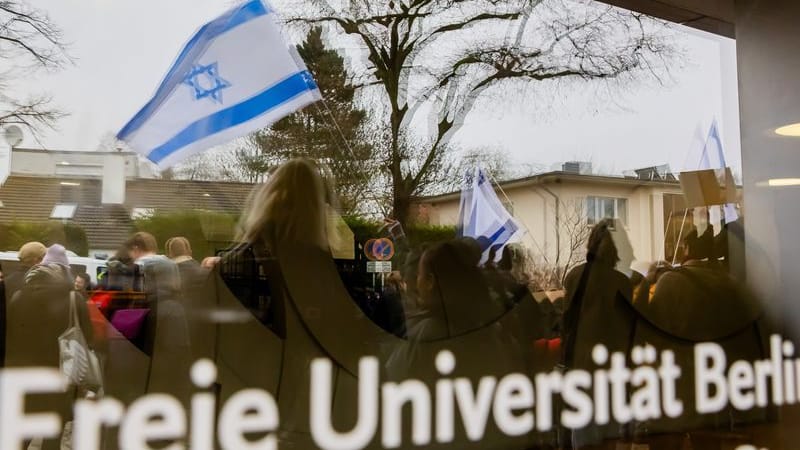 Eine Israel-Flagge spiegelt sich bei einem stillen Protest einer Initiative für die Sicherheit jüdischer Studierender in einer Scheibe (Archivbild): Nach einem Angriff klagt der jüdische Student Lahav Shapira gegen die Freien Universität Berlin. Eine Israel-Flagge spiegelt sich bei einem stillen Protest einer Initiative für die Sicherheit jüdischer Studierender in einer Scheibe (Archivbild): Nach einem Angriff klagt der jüdische Student Lahav Shapira gegen die Freien Universität Berlin.