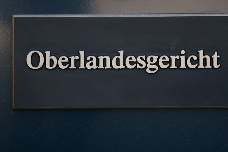 Das Außenschild des Gerichtsgebäudes des Oberlandesgerichts (OLG) Dresden (Archivbild).