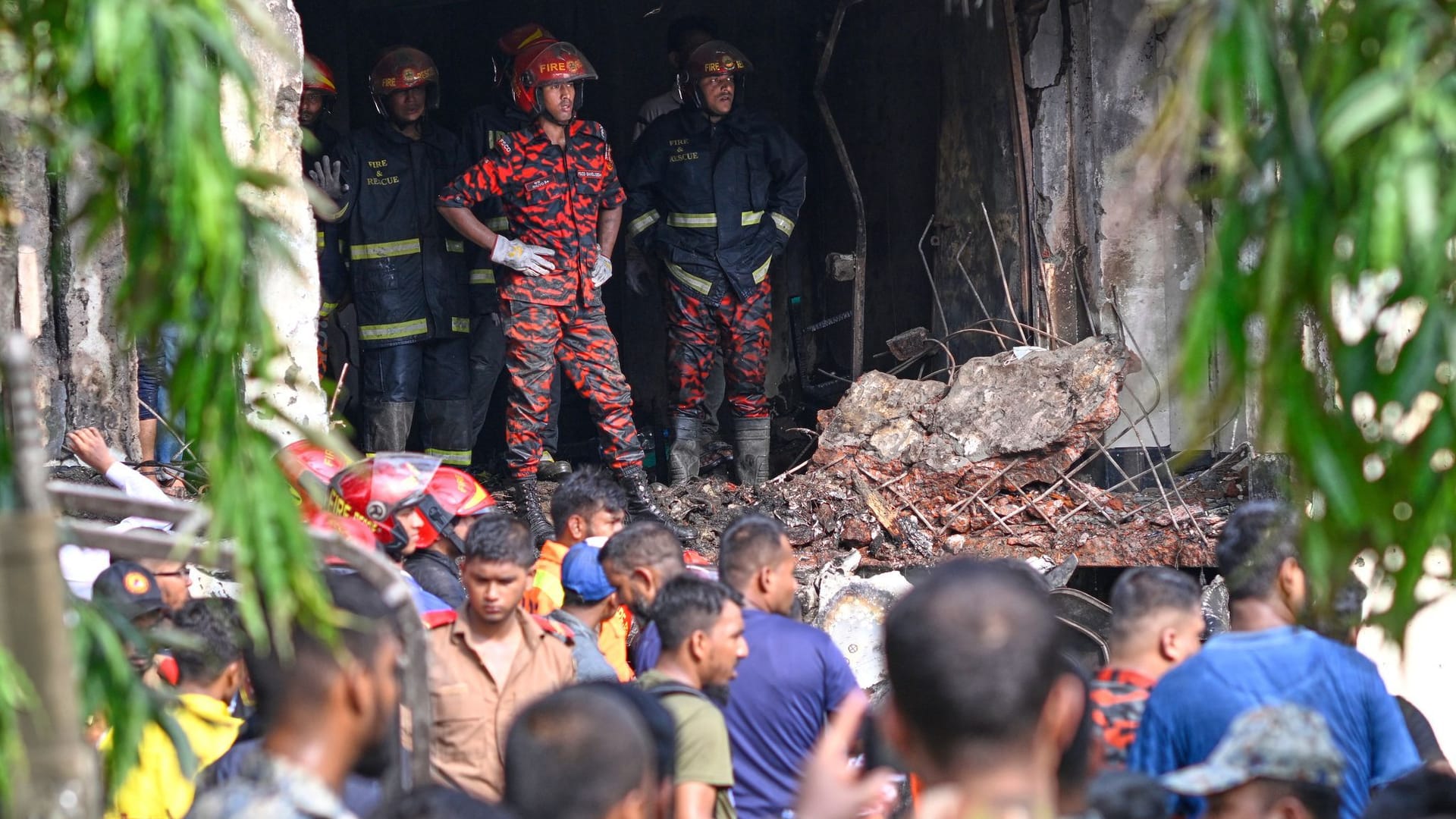 Militärflugzeug stürzt auf Schulgelände in Bangladesch