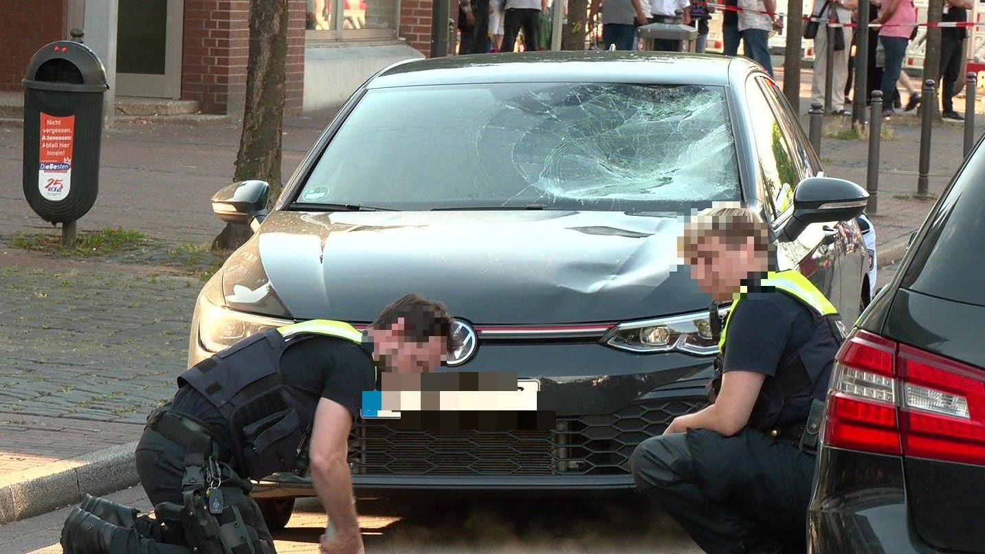 Polizisten in Altenessen am Abend: Der Fall wird nun untersucht.