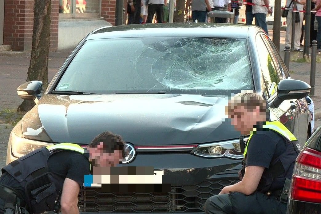 Polizisten in Altenessen am Abend: Der Fall wird nun untersucht.
