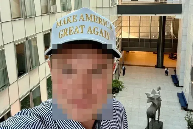 CDU-Mitglied und Trump-Unterstützer mit MAGA-Mütze Er wird von der Kölner Staatsanwaltschaft angeklagt.