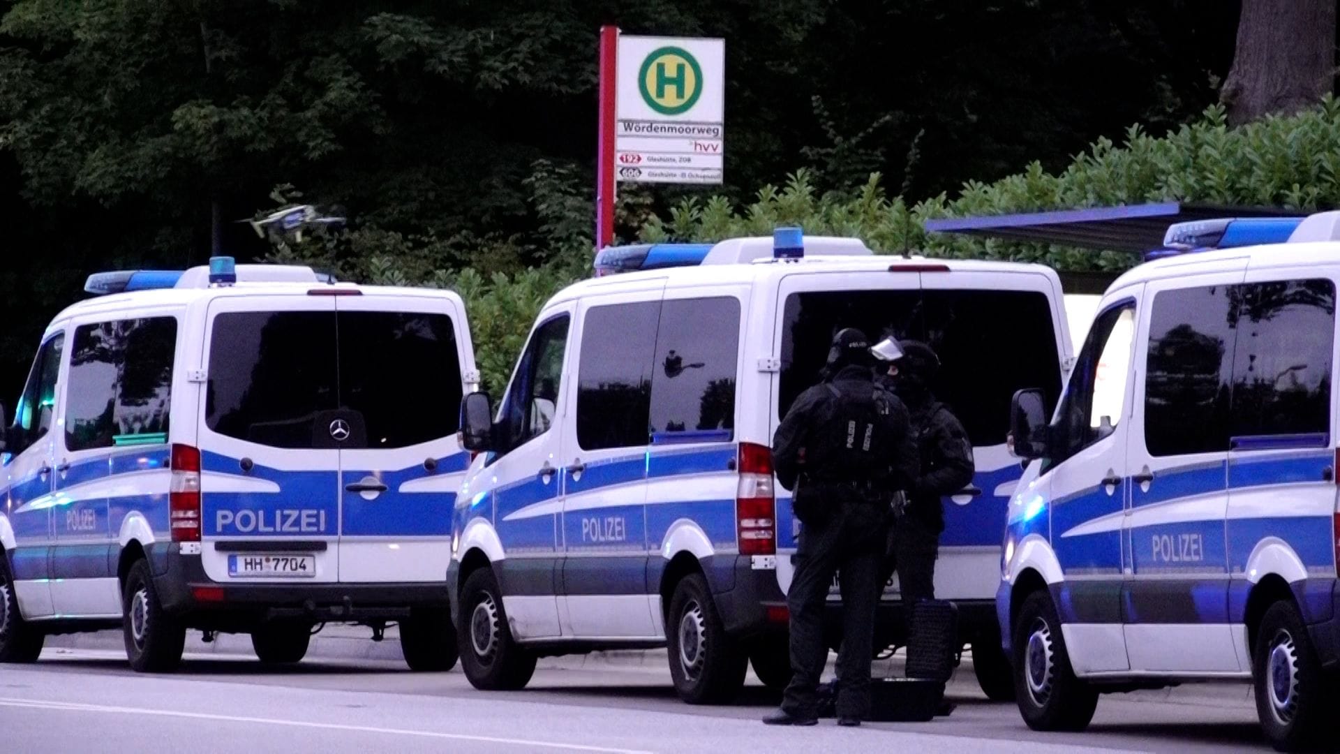 Polizisten des Spezialeinsatzkommandos auf der Straße in Langenhorn: In der Nacht stürmten sie eine Wohnung in einem Mehrfamilienhaus. Polizisten des Spezialeinsatzkommandos auf der Straße in Langenhorn: In der Nacht stürmten sie eine Wohnung in einem Mehrfamilienhaus.