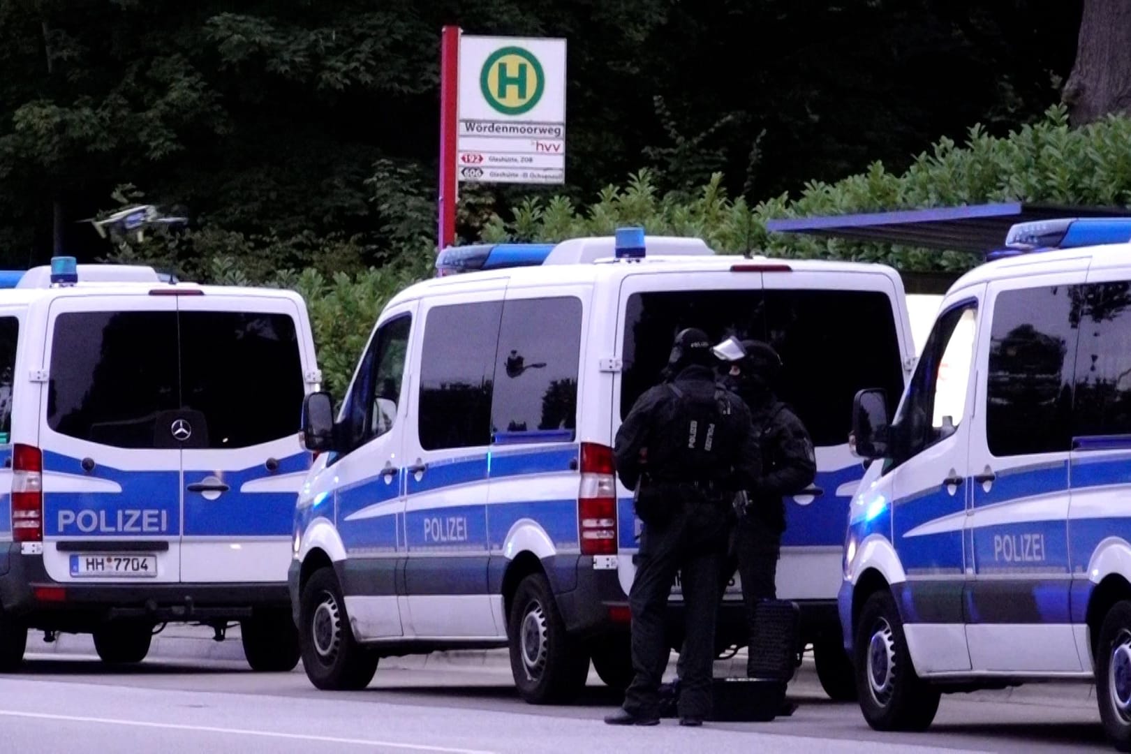 Polizisten des Spezialeinsatzkommandos auf der Straße in Langenhorn: In der Nacht stürmten sie eine Wohnung in einem Mehrfamilienhaus.