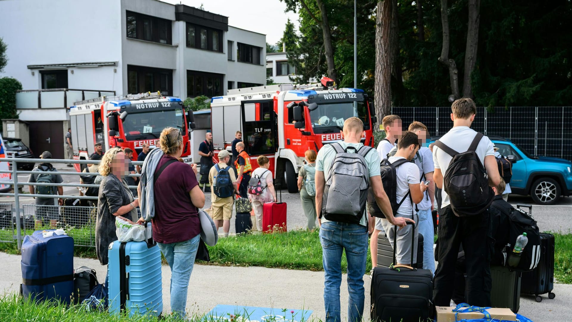 400 ICE-Passagiere aus Tunnel bei Wien gerettet 400 ICE-Passagiere aus Tunnel bei Wien gerettet