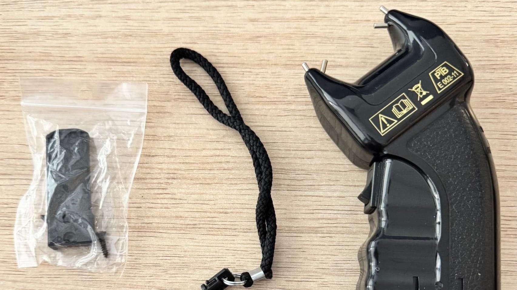 Ein Elektroschocker: Diese Waffe fand die Polizei bei einem Mann am Essener Hauptbahnhof.