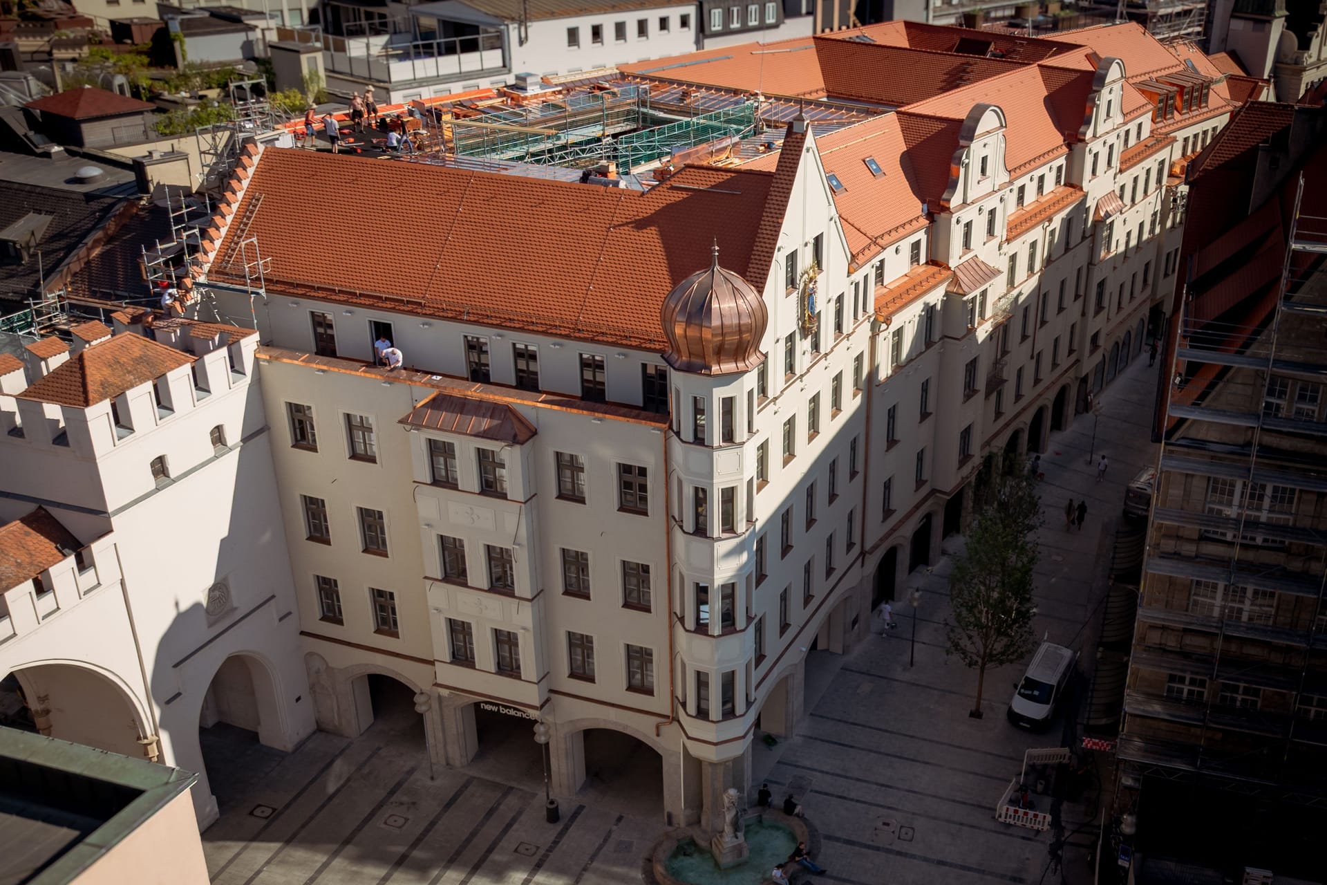 Prominente Ecke in München: Das denkmalgeschützte Haus von 1865 stand jahrelang leer. Jetzt wurde dem ehemaligen Karstadt-Gebäude neues Leben eingehaucht.