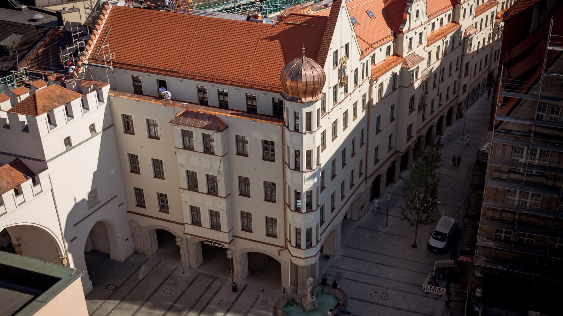 Prominente Ecke in München: Das denkmalgeschützte Haus von 1865 stand jahrelang leer. Jetzt wurde dem ehemaligen Karstadt-Gebäude neues Leben eingehaucht.