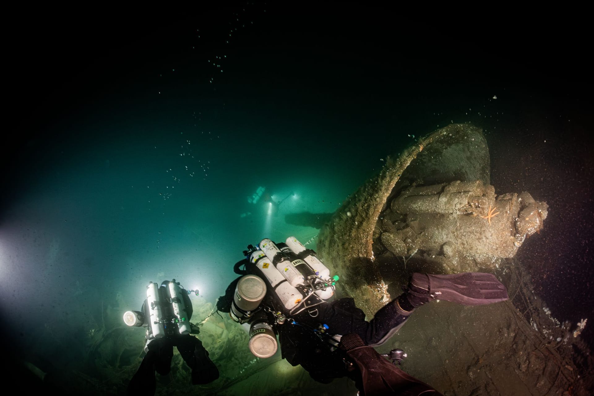 Taucher schwimmen über Wrackteilen (undatiertes Handout). Eine internationale Gruppe von Tauchern hat nach eigenen Angaben rund 70 Seemeilen vor der britischen Küste das Wrack des im Ersten Weltkrieg versenkten Kreuzers HMS Nottingham entdeckt. Auf dem Grund der Nordsee liegen nach Angaben des Deutschen Schifffahrtsmuseums in Bremerhaven, nicht zuletzt aufgrund der beiden Weltkriege, noich hunderte Schiffs- und Flugzeugwracks.