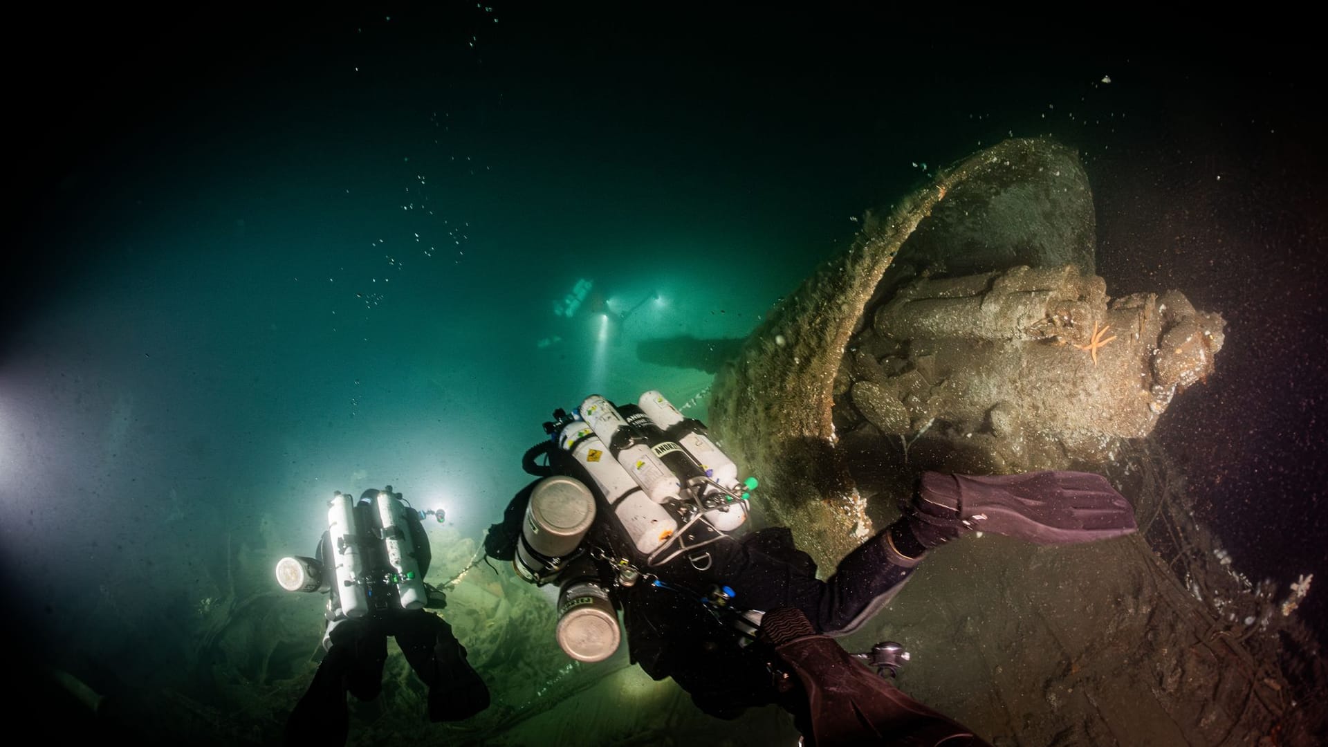 Taucher schwimmen über Wrackteilen (undatiertes Handout). Eine internationale Gruppe von Tauchern hat nach eigenen Angaben rund 70 Seemeilen vor der britischen Küste das Wrack des im Ersten Weltkrieg versenkten Kreuzers HMS Nottingham entdeckt. Auf dem Grund der Nordsee liegen nach Angaben des Deutschen Schifffahrtsmuseums in Bremerhaven, nicht zuletzt aufgrund der beiden Weltkriege, noich hunderte Schiffs- und Flugzeugwracks.