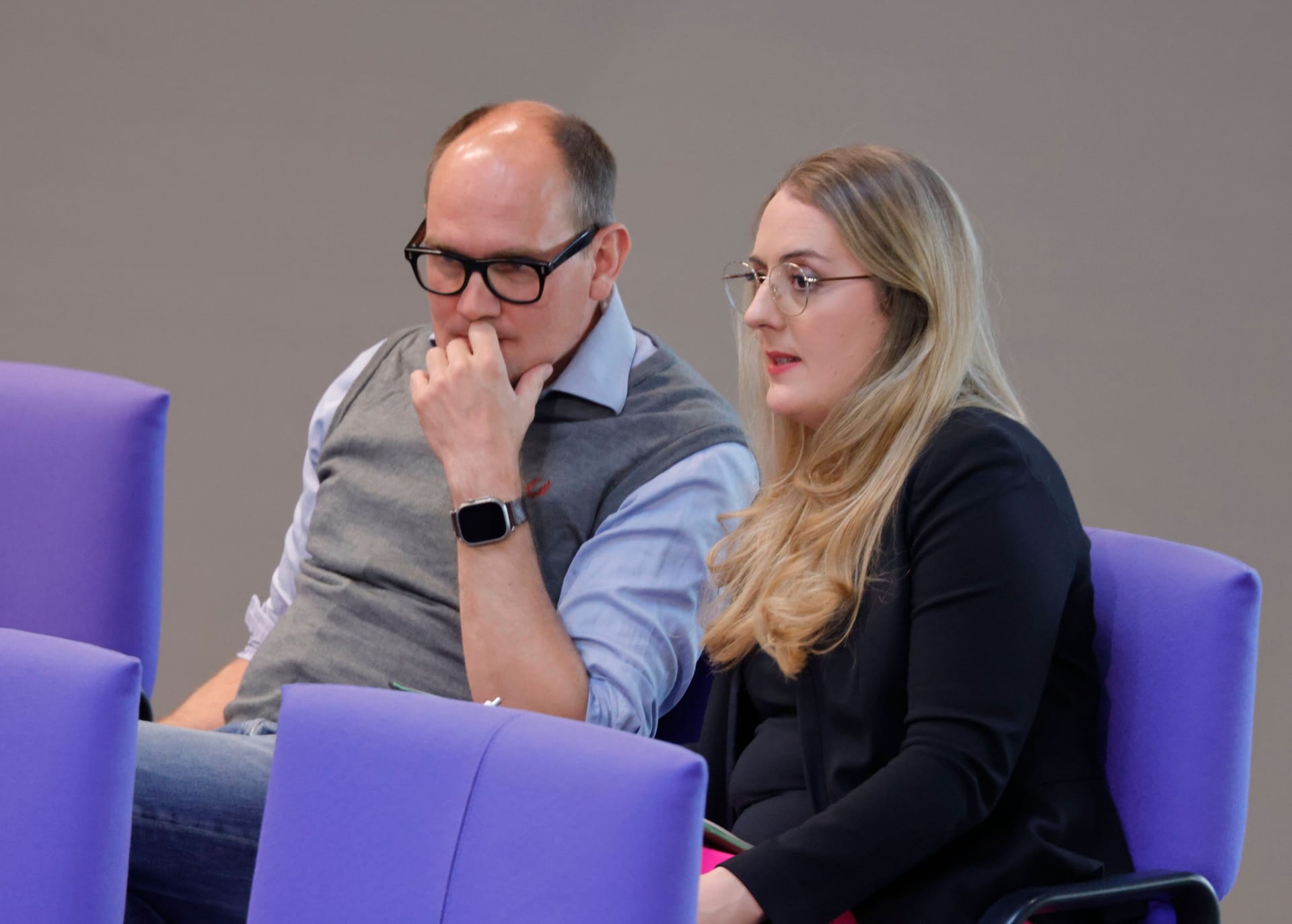 Die Grünen beraten sich: Dr. Janosch Dahmen im Gespräch mit Katharina Dröge. Beide kritisierten Jens Spahn scharf.