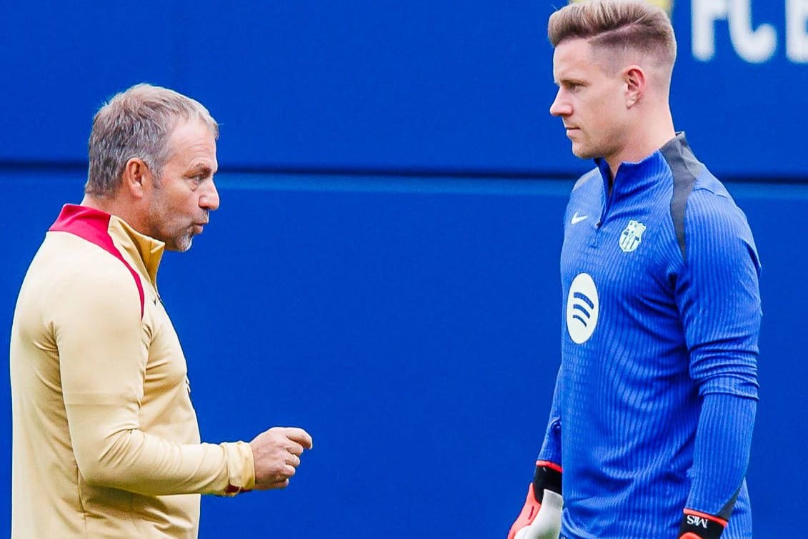 Hansi Flick (l.) und Marc-André ter Stegen im Gespräch: Der deutsche Nationaltorwart ist beim FC Barcelona außen vor.