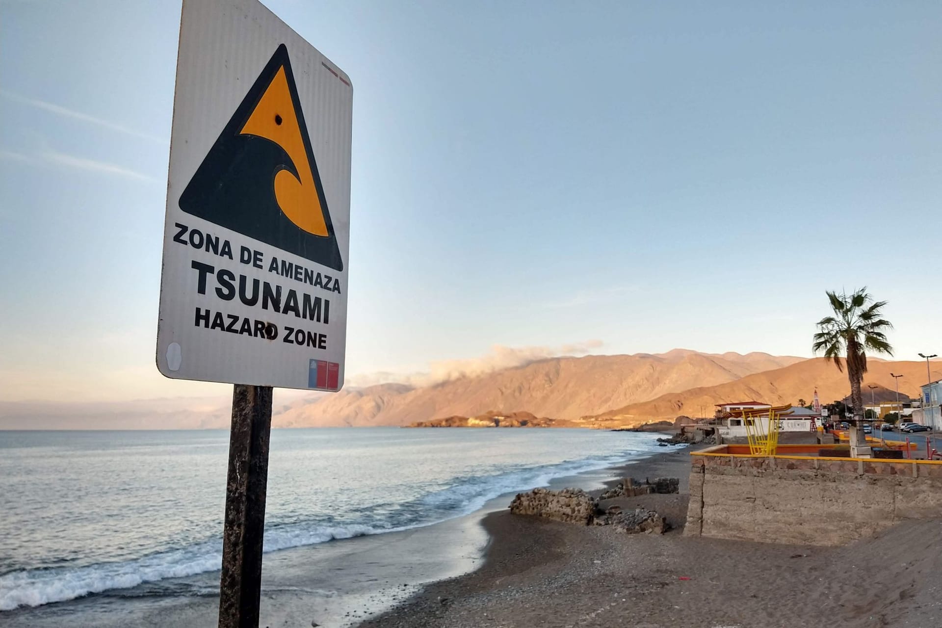 Tsunami-Warnschild an einem Strand in Chile