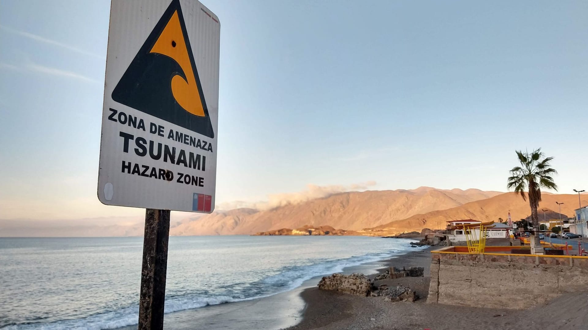 Tsunami-Warnschild an einem Strand in Chile