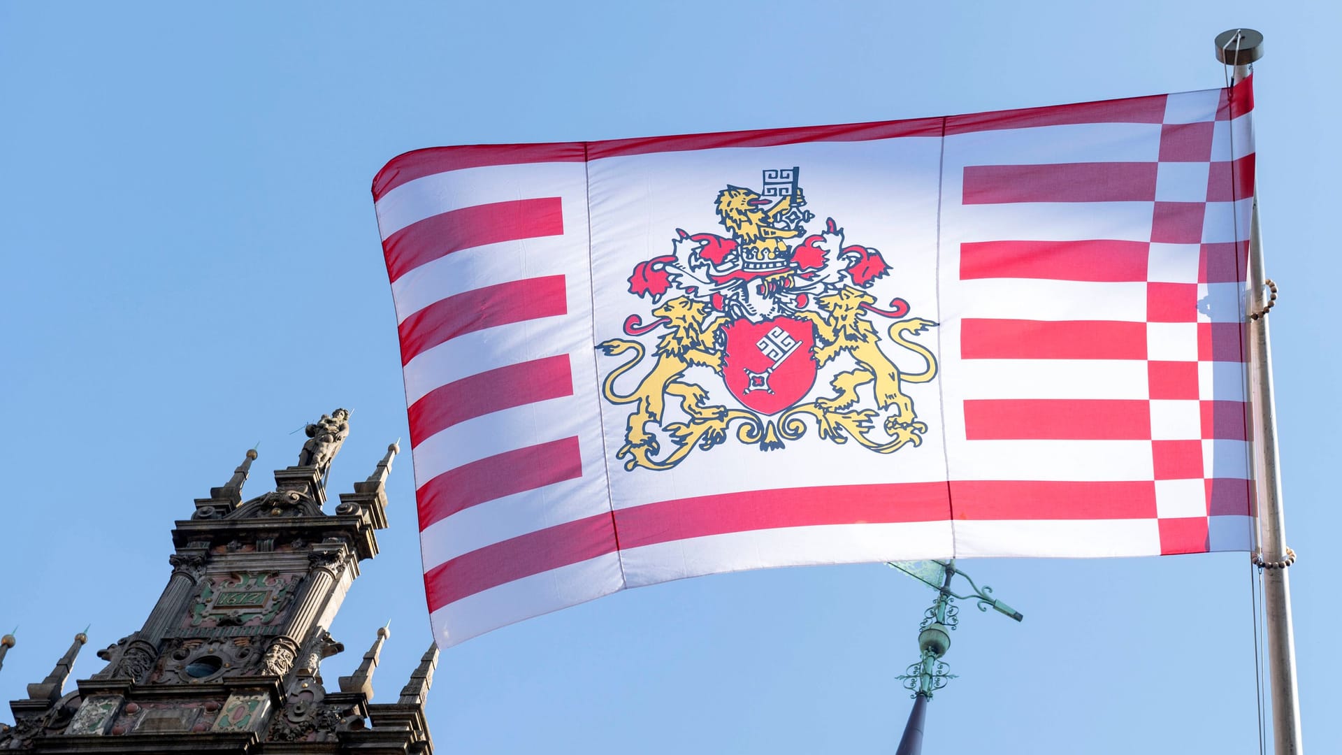 Die Bremer Flagge weht vor dem Rathaus (Symbolbild): Das Bundesland erwägt verschärfte Regeln für Beamte bei der Verfassungstreue.