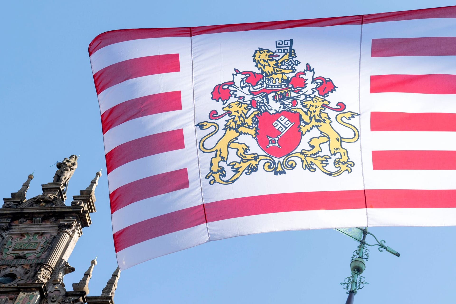 Die Bremer Flagge weht vor dem Rathaus (Symbolbild): Das Bundesland erwägt verschärfte Regeln für Beamte bei der Verfassungstreue.