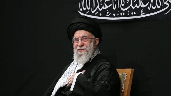 Der iranische Religionsführer Ajatollah Ali Chamenei bei einer Trauerfeier. Das Bild erschein auf seiner Webseite.