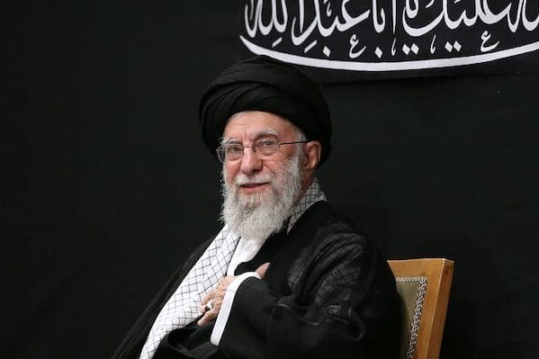 Der iranische Religionsführer Ajatollah Ali Chamenei bei einer Trauerfeier. Das Bild erschein auf seiner Webseite.