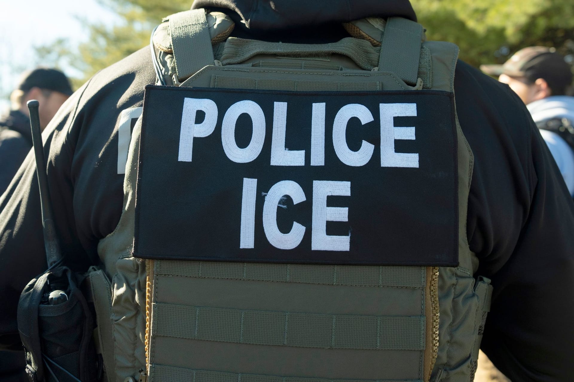 Ein Beamter der Einwanderungsbehörde ICE (Symbolbild): Die USA haben mehrere Personen in den Sudan abgeschopben.