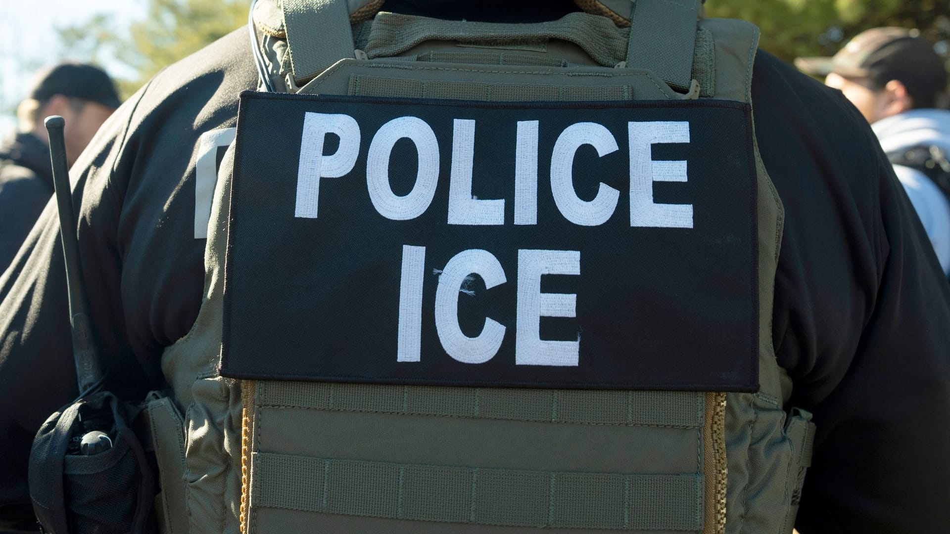 Ein Beamter der Einwanderungsbehörde ICE (Symbolbild): Die USA haben mehrere Personen in den Sudan abgeschopben.