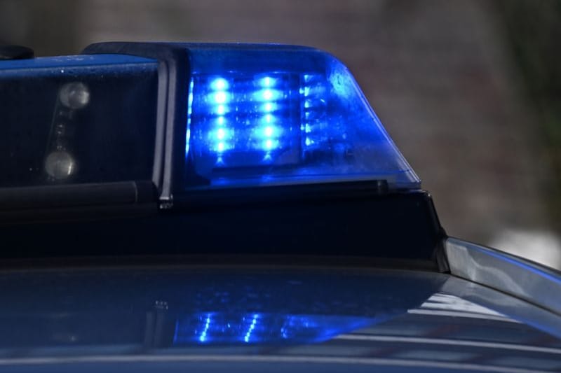 Ein Blaulicht auf einem Polizeifahrzeug (Symbolbild): Der Autofahrer fuhr mit seinem Pkw gegen 20.15 Uhr in den Verteilerkasten. Ein Blaulicht auf einem Polizeifahrzeug (Symbolbild): Der Autofahrer fuhr mit seinem Pkw gegen 20.15 Uhr in den Verteilerkasten.