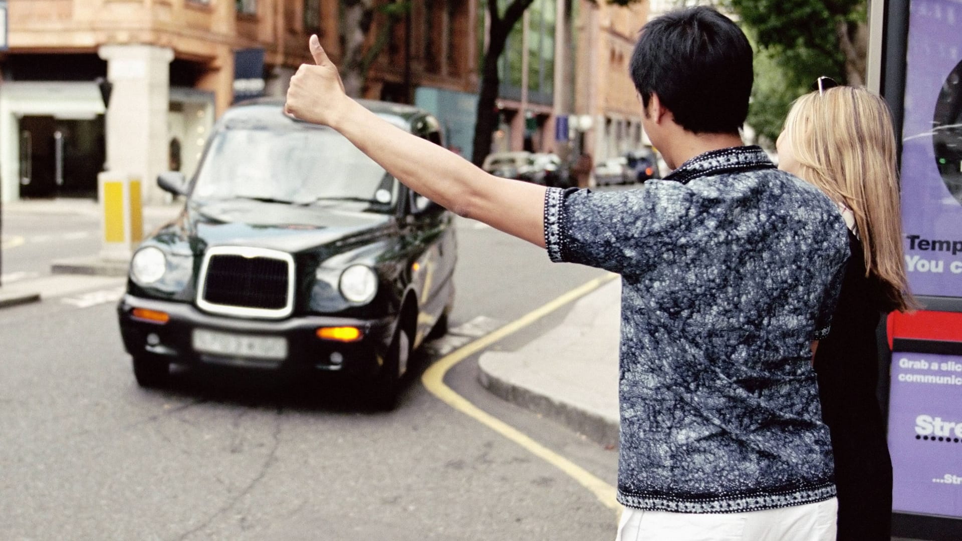 Ein Paar winkt sich in London ein Taxi heran: Im Vereinigten Königreich ist es üblich, den Fahrpreis aufzurunden. Ein Paar winkt sich in London ein Taxi heran: Im Vereinigten Königreich ist es üblich, den Fahrpreis aufzurunden.