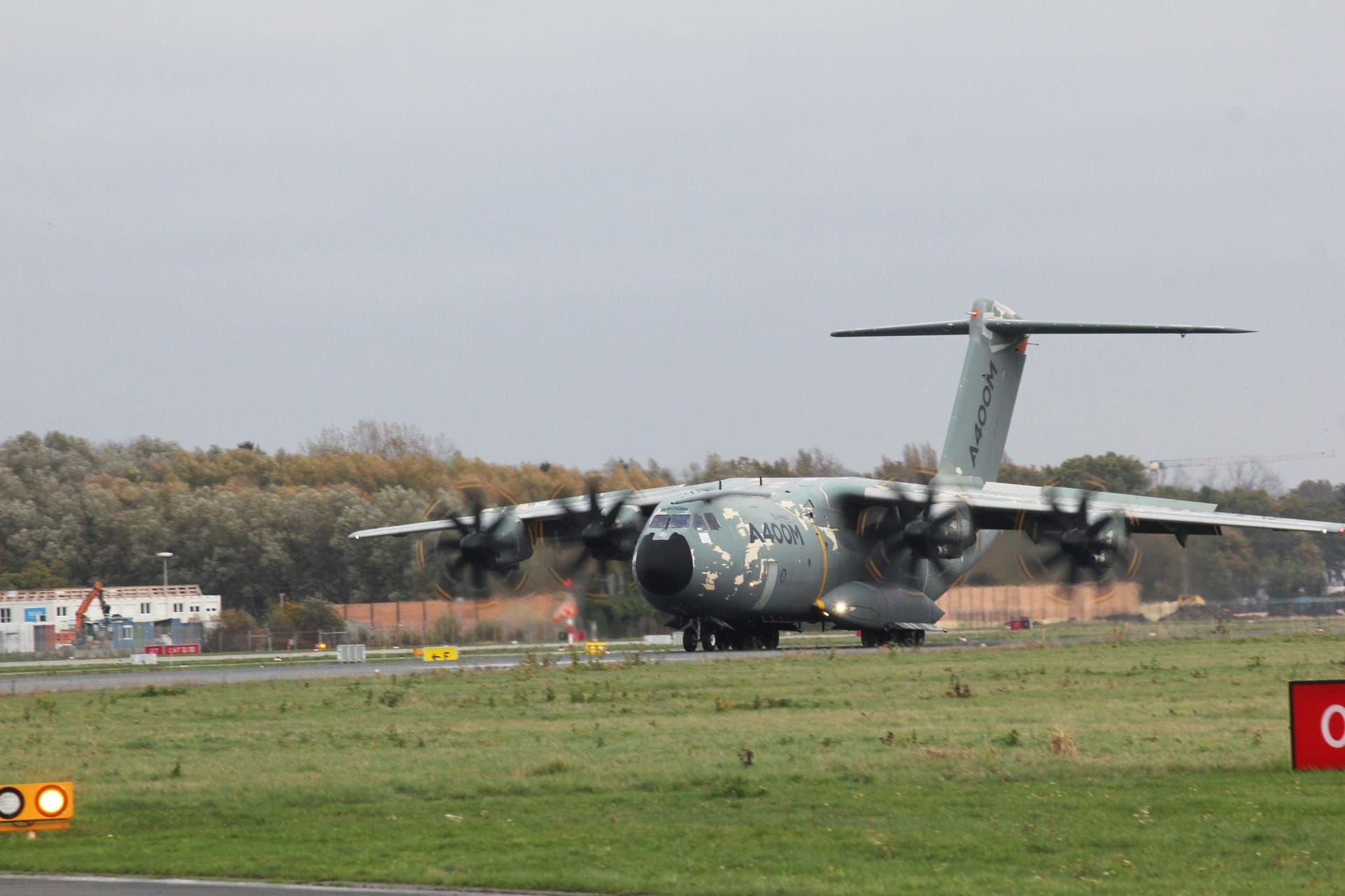Die A400 M bei der letzten Landung in Bremen (Archivbild): Seitdem wird sie als Museum und Meeting-Raum von Airbus genutzt.