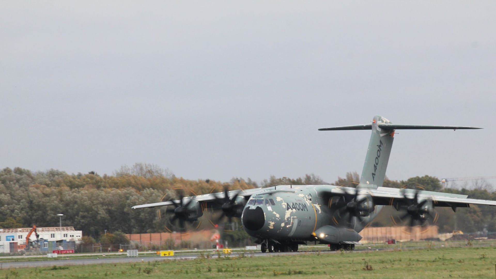 Die A400 M bei der letzten Landung in Bremen (Archivbild): Seitdem wird sie als Museum und Meeting-Raum von Airbus genutzt.