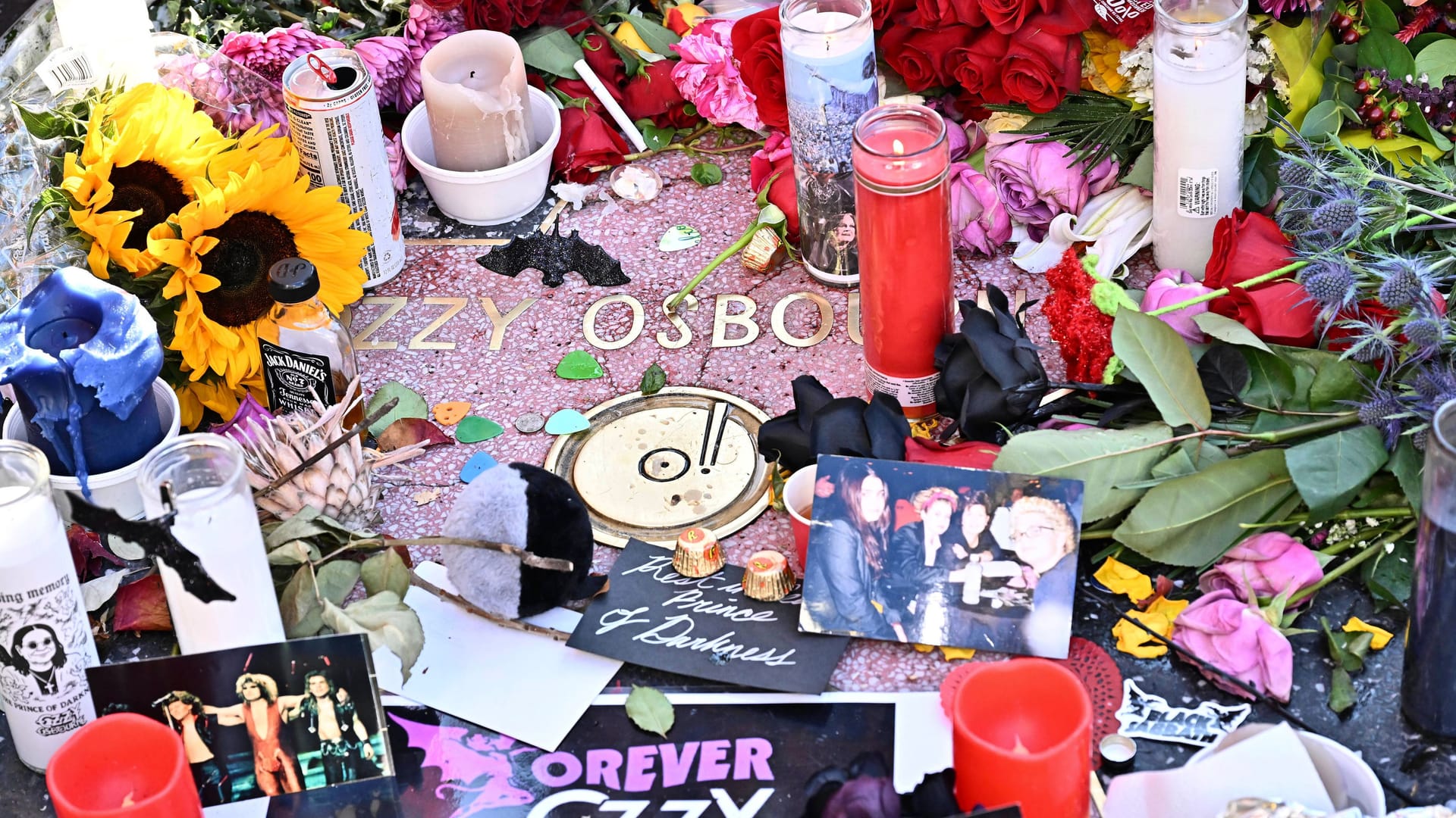 Blumen und Kerzen am Stern von Ozzy Osbourne auf dem Hollywood Walk of Fame.