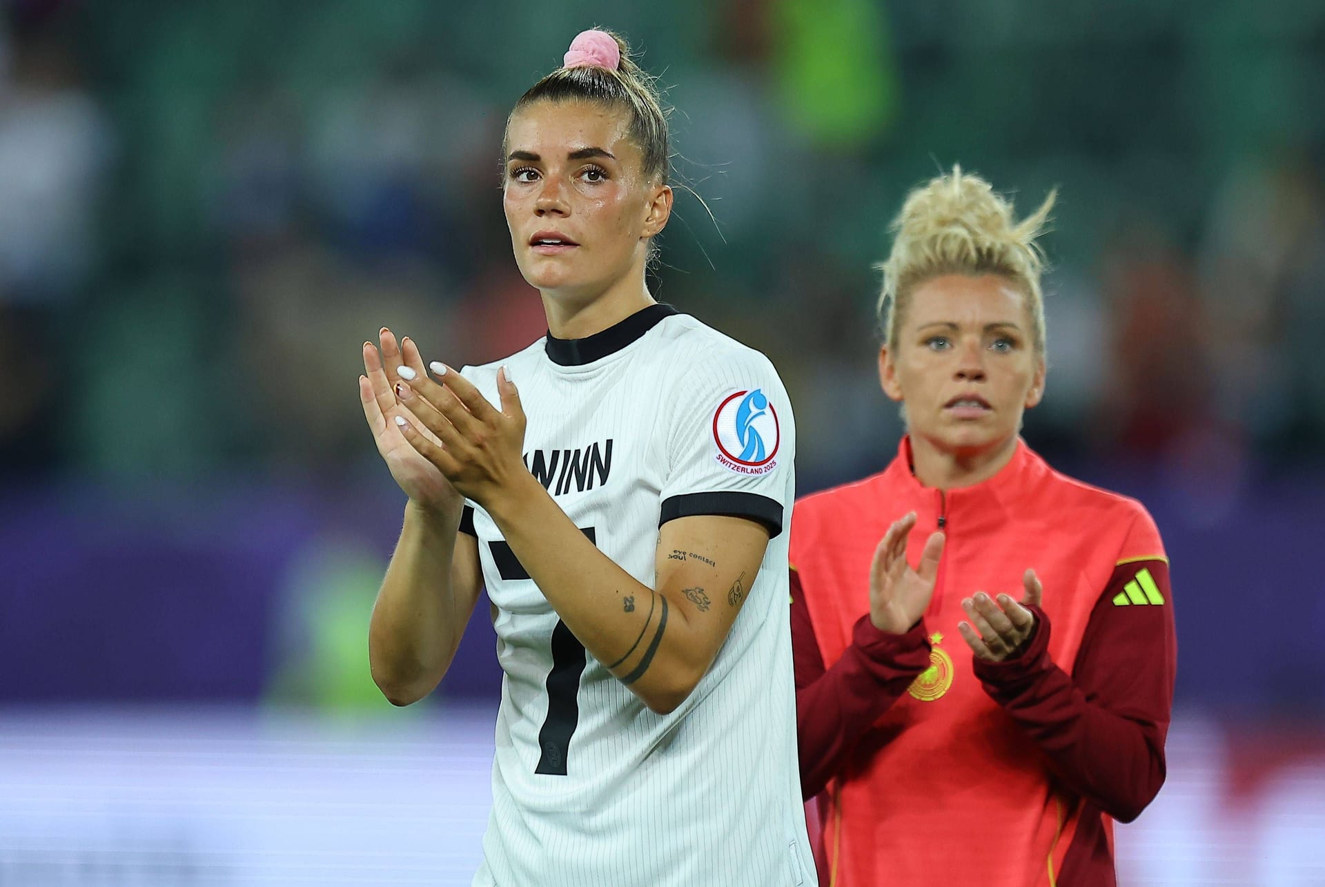 Selina Cerci (l.) und Linda Dallmann: Die Hoffenheimerin trug nach Abpfiff Gwinns Trikot.