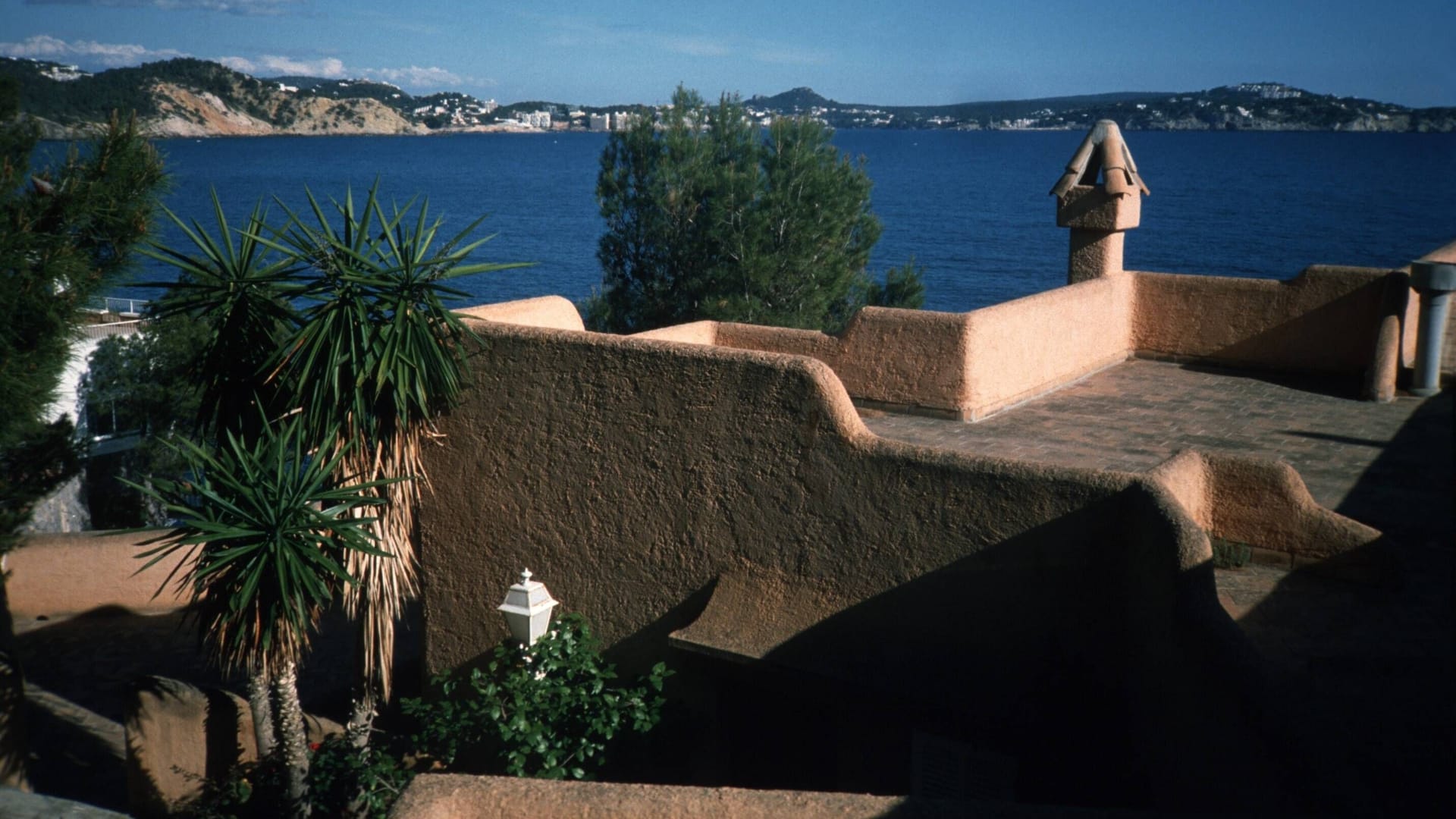 Dachterrasse eines Hauses auf Mallorca (Symbolbild): Die Feuerwehr konnte Schlimmeres verhindern. Dachterrasse eines Hauses auf Mallorca (Symbolbild): Die Feuerwehr konnte Schlimmeres verhindern.
