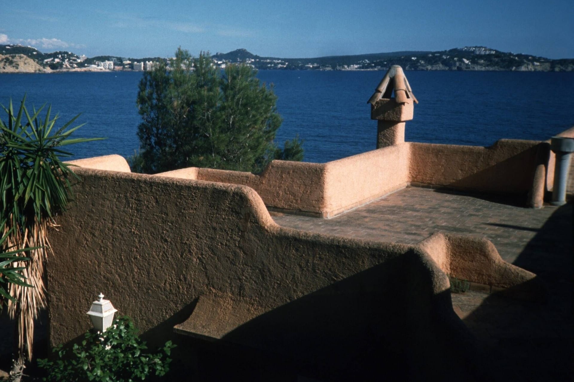 Dachterrasse eines Hauses auf Mallorca (Symbolbild): Die Feuerwehr konnte Schlimmeres verhindern.