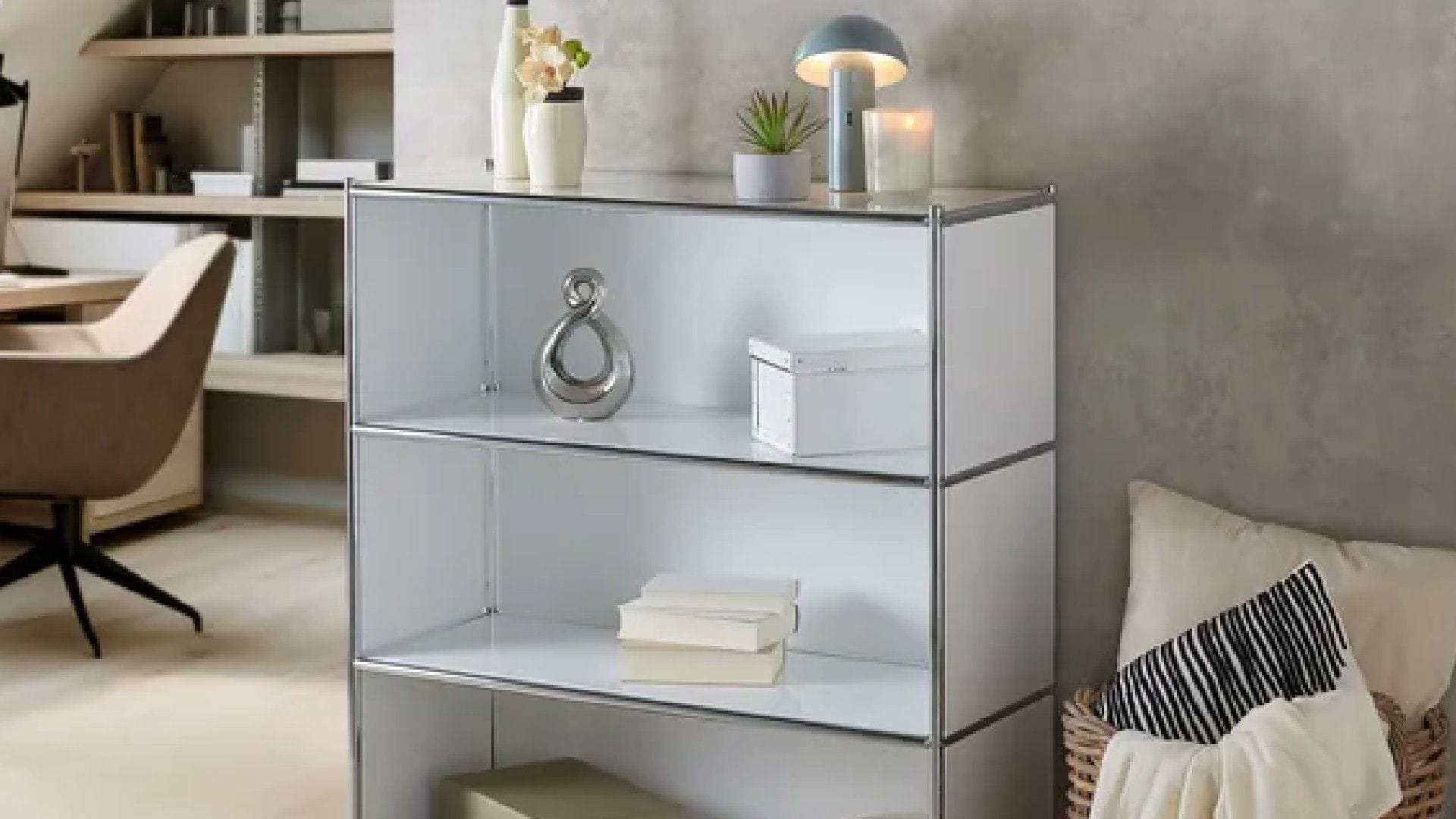 Schicke Optik zum kleinen Preis: Bei Aldi kostet dieses Metallregal nur 129 Euro.