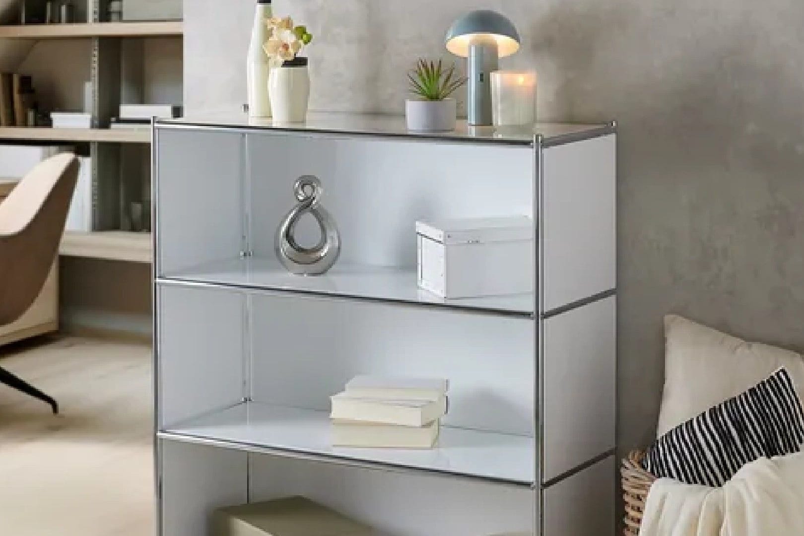 Schicke Optik zum kleinen Preis: Bei Aldi kostet dieses Metallregal nur 129 Euro.