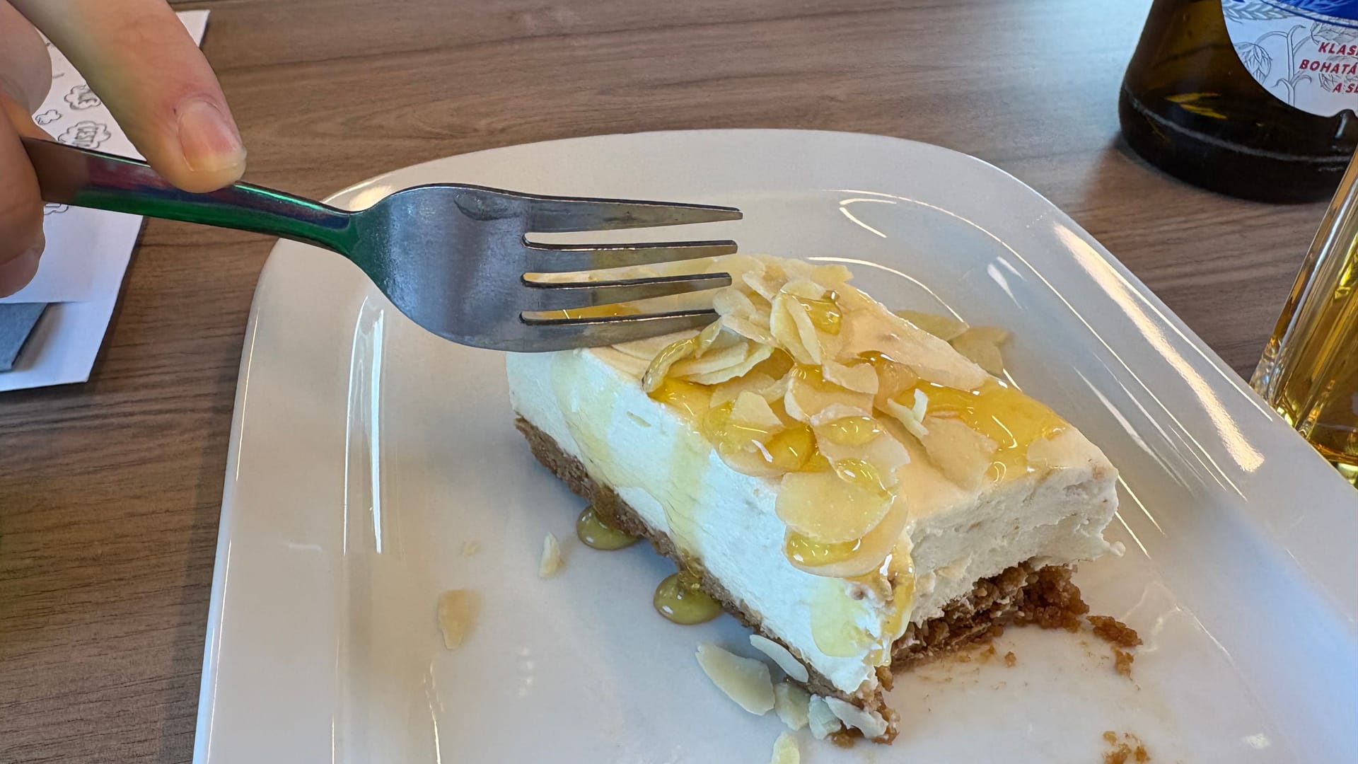 Schmeckt's frisch? Der Käsekuchen mit Honig und Mandeln.
