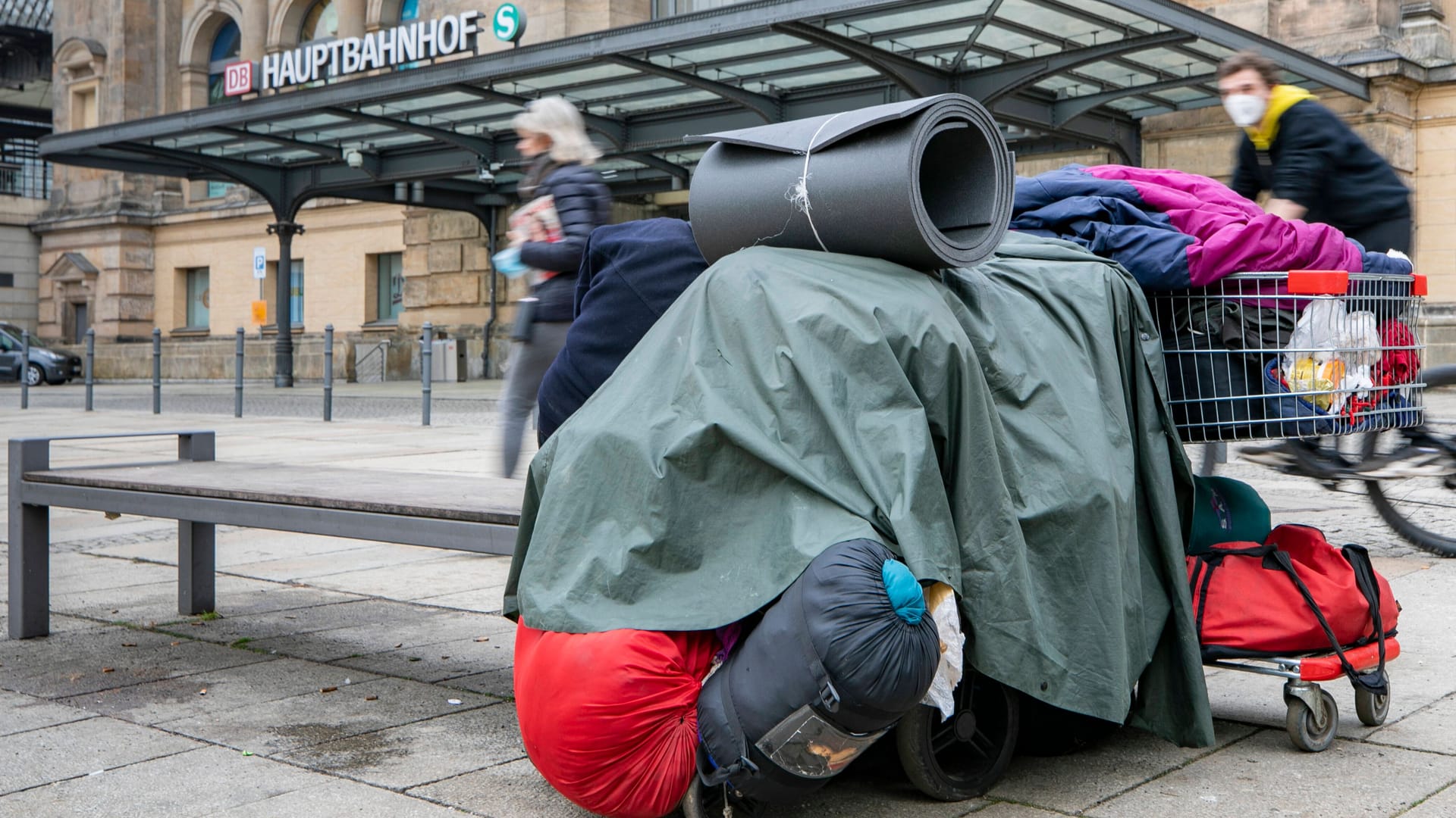 Ein Obdachloser campiert am Dresdner Hauptbahnhof (Archivbild)
