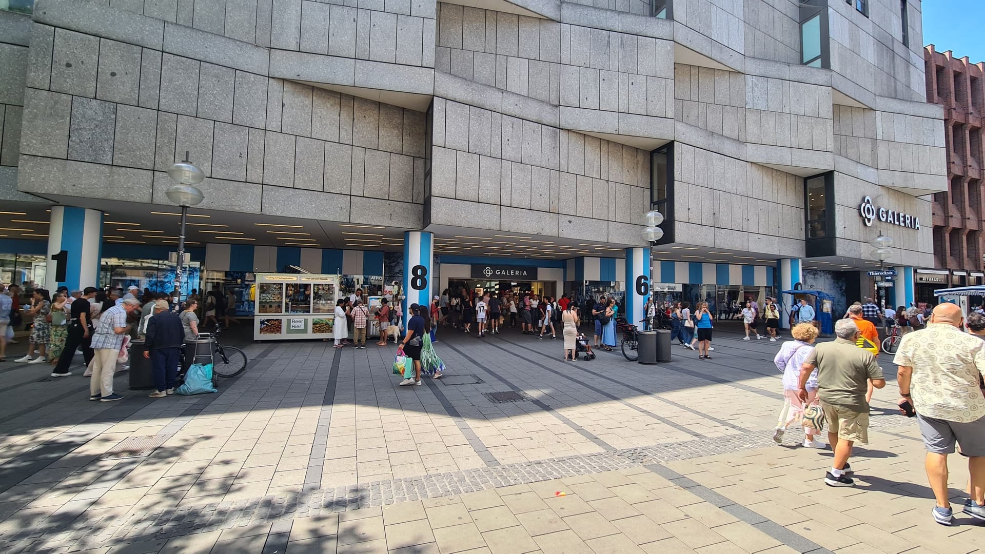 Alles in Weiß und Blau: Der Eingang zur Galeria-Filiale am Marienplatz.