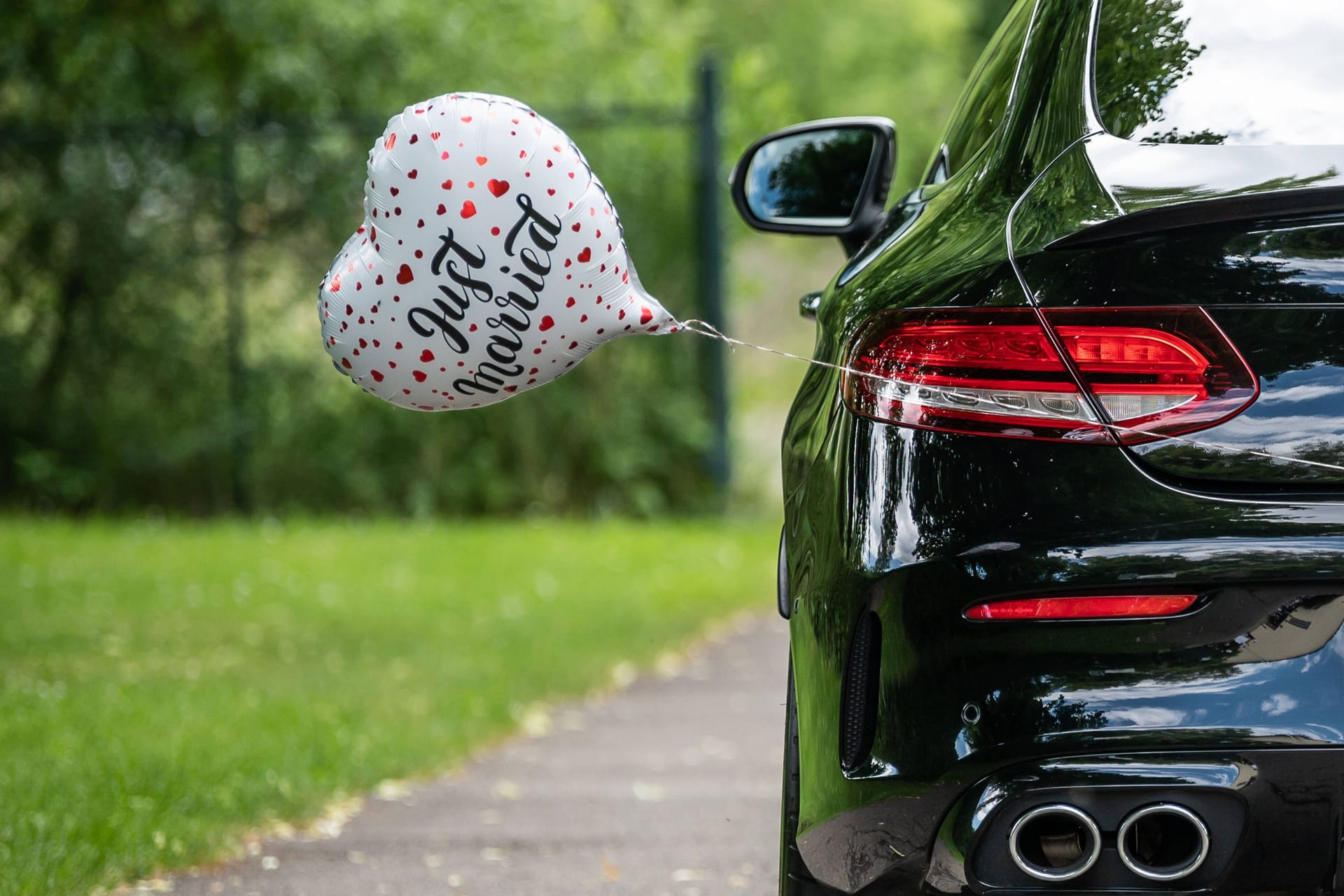 Ein Luftballon in Herzform mit der Aufschrift "Just Married" ist an einem Auto befestigt: In Soest hat ein Hochzeitskorso den Verkehr lahmgelegt.